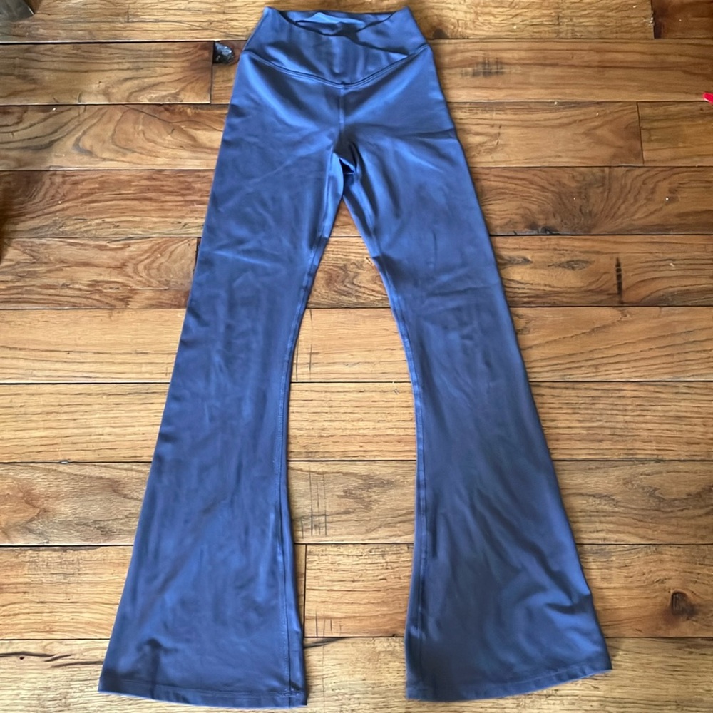 These are some leggings they are a size small the brand is mono b and there grey
